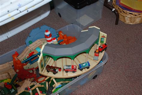 Thomas The Train Wooden Set 30 Cars And Trains Roundhouse And Water