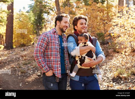 Gay couple with baby Banque de photographies et dimages à haute résolution Alamy