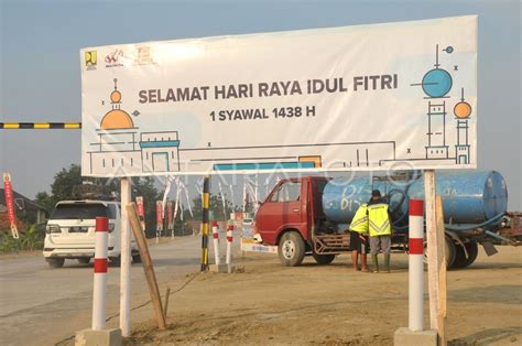 Penyiraman Jalan Tol Fungsional Antara Foto