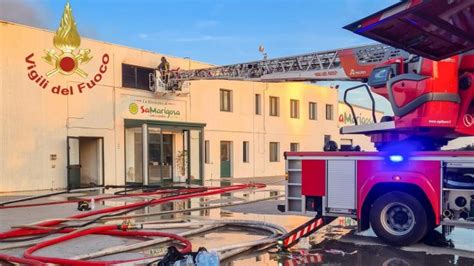 Oristano Vasto Incendio Distrugge Un Capannone Della Ditta Sa Marigosa