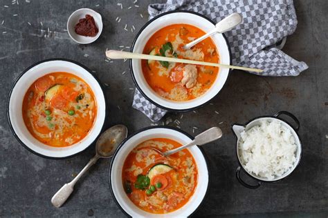 Tom Kha Gai Rezept So gelingt cremige Kokosnuss Suppe mit Hähnchen