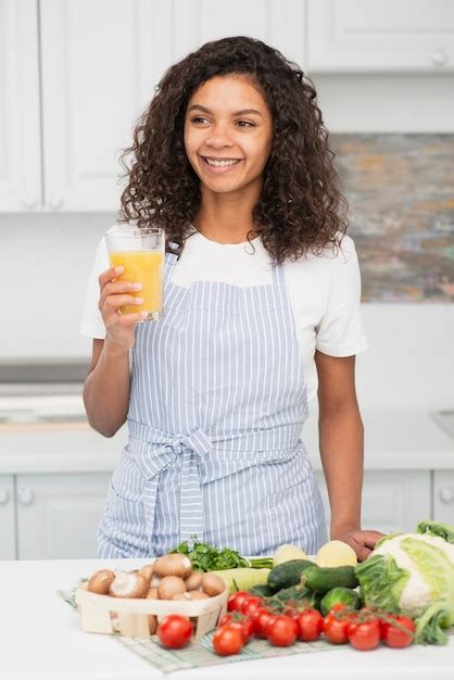 Mulher Sorridente Segurando Um Copo De Suco Foto Gr Tis