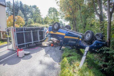 Unfall mit hochätzendem Gefahrstoff Fahrzeug überschlägt sich