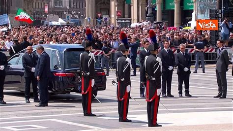 Il Feretro Di Silvio Berlusconi Arriva Al Duomo Un Applauso Fragoroso