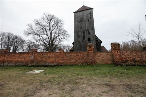 Opuszczony zabytkowy kościół w środku wsi nieopodal Wrocławia Gazeta