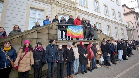 Mehrere Hundert Bilden Menschenkette In Ludwigsburg