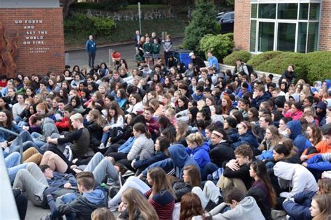 Students Walk Out to Honor Parkland – The Seattle Prep Panther