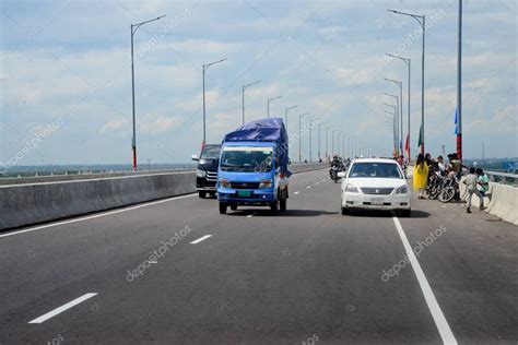 Los vehículos son vistos conducidos a través del puente multipropósito