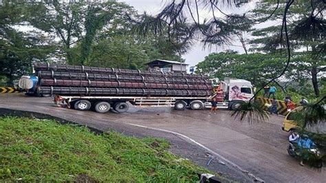 Truk Angkut Besi Tersangkut Di Tanjakan Ekstrem Sitinjau Lauik Padang