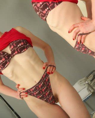 Haarige rothaarige Amateurin Alice wäscht ihre pelzige Muschi in der Badewanne Porno Bilder Sex