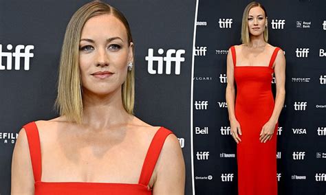 The Handmaids Tale Premiere Yvonne Strahovski Stuns On The Red Carpet