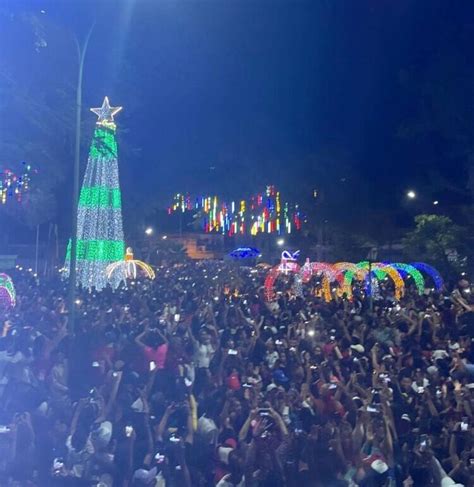 Gobernador Lacava encendió la navidad en la Plaza Bolívar de Carlos Arvelo