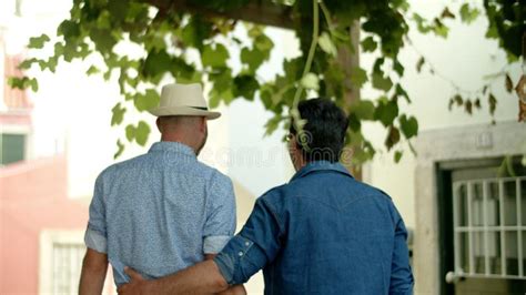 Vista Trasera De Gay Caminando Con Novio Y Abrazando Su Cintura Metrajes V Deo De Orgullo