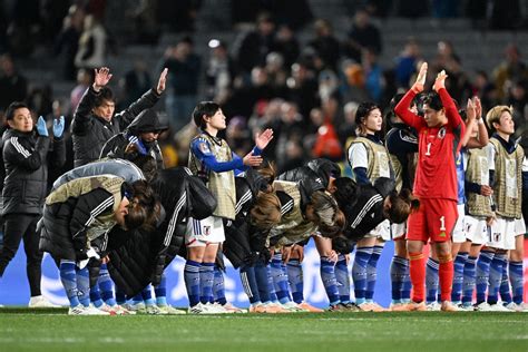 ＜女子w杯準々決勝 日本・スウェーデン＞試合後、スタンドの声援に応えるなでしこジャパンイレブン（ap） ― スポニチ Sponichi