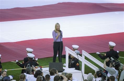 3 of the Worst National Anthem Super Bowl Performances