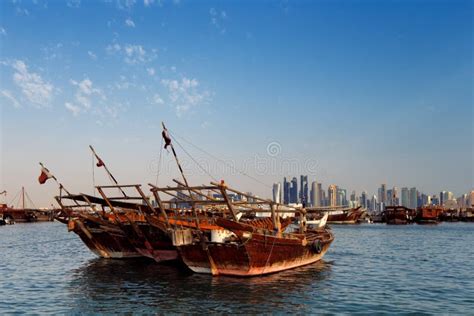 Doha Qatar Los Barcos De Vela Tradicionales Llamaron A Dhows Foto De