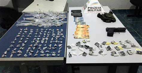 Pm Apreende R Plica De Arma De Fogo E Drogas Em Al M Para Ba