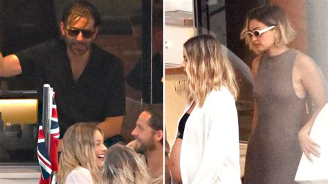 Bare Baby Belly De Margot Robbie En La Cita Doble De Bradley Cooper Y