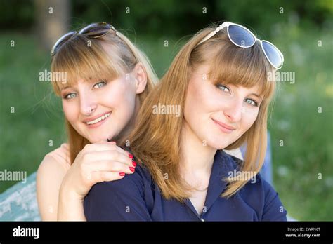 Deux jeunes filles qui se regarde Banque de photographies et dimages à