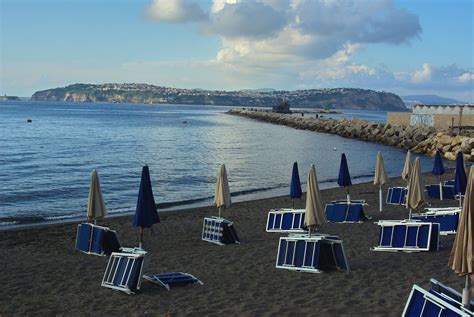 Black and wild: beaches of Procida | Italy-SlowTravel.com