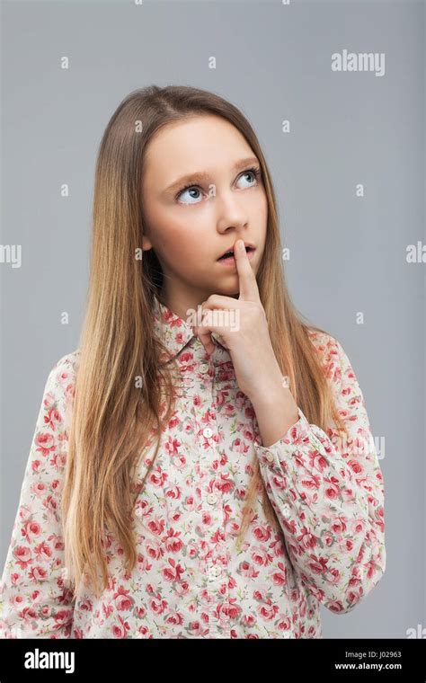 Schöne blonde Model Mädchen mit Zopf Haare Frisur Zopf Rote Lippen und Nägel Maniküre