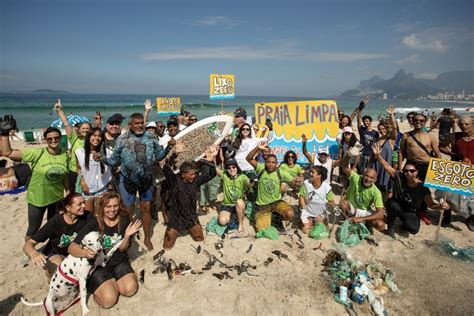 Mutirão de limpeza no Arpoador recolhe lixo deixado por banhistas nas