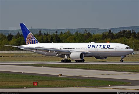 United Airlines Boeing 777 200