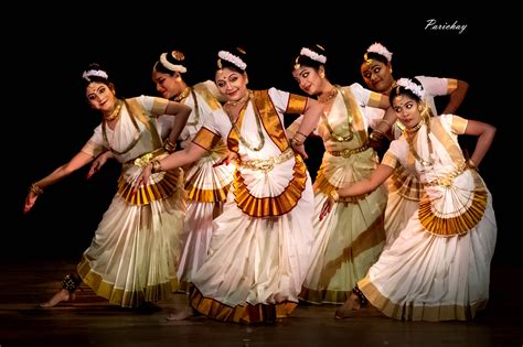 MOHINIYATTAM DANCE | Clickstory