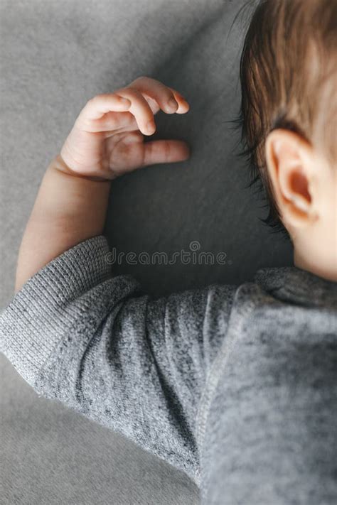 Foto Recortada Del Beb Reci N Nacido Durmiendo Sobre Fondo Gris Para