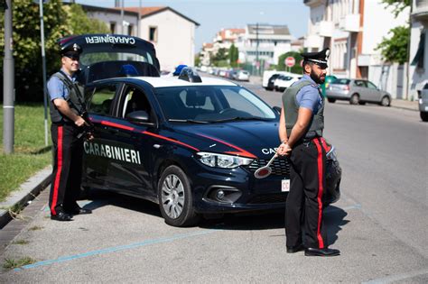 Rapina A Campi Bisenzio In Due Entrano All Ufficio Postale Con Caschi