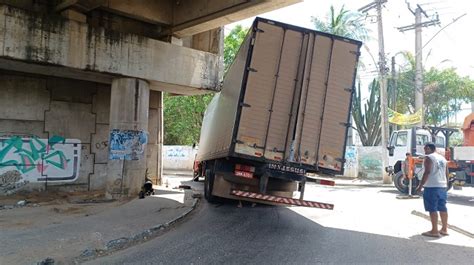 Caminhão baú fica preso em estrutura de viaduto na Avenida Ayrton Senna