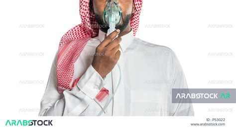 بورتريه بصورة مقربة لرجل عربي خليجي سعودي ، يرتدي الزي السعودي التقليدي