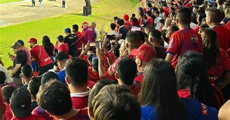 Aficionados Usan Gradas De Acceso Para Ver El Fas Alianza La Prensa