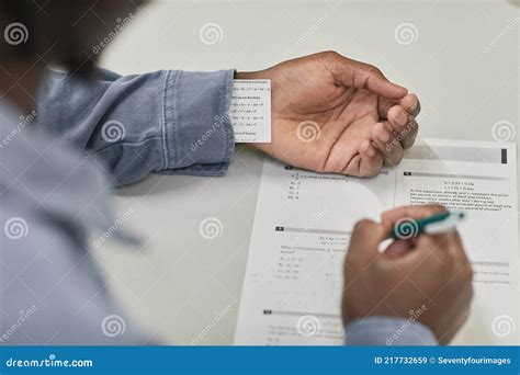 Estudiantes Haciendo Trampa En La Prueba Imagen De Archivo Imagen De