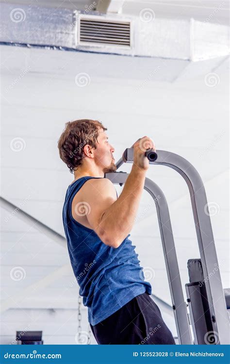 O Homem Muscular Novo Que Faz O Crossfit Exercita Em Um Gym Foto De