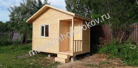 Красивый хозблок с двухскатной крышей