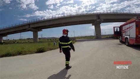 San Benedetto Si Sbriciola Il Viadotto Calcinacci Tra Le Auto In Transito