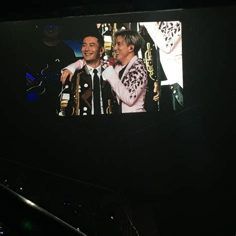 Khoảnh khắc hot Huỳnh Hiểu Minh bị đồng nghiệp nam hôn môi bất ngờ