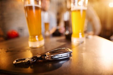 Cerrar Vista De Foco De Llaves Del Coche En La Mesa De La Barra Delante