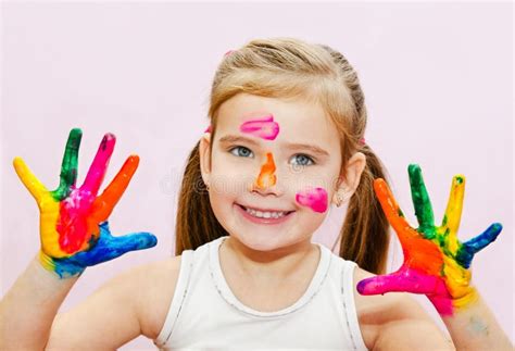 Petite Fille De Sourire Mignonne Avec Des Mains En Peinture Image Stock