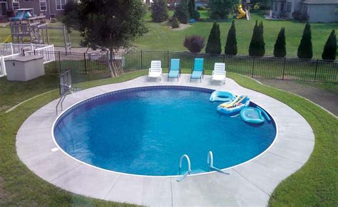 Awesome A Round Swimming Pool With A Fountain Https Kindofdecor