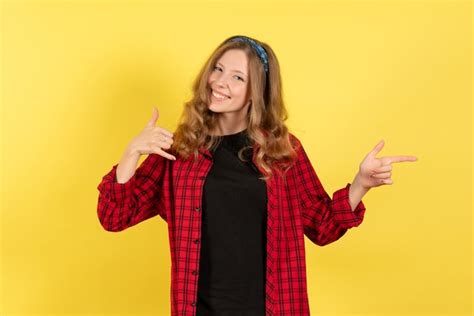 Mulher Jovem De Frente Para A Camisa Quadriculada Vermelha Posando E