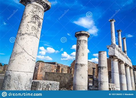 Pompeji In Italien Ruinen Des Antiker Tempels Von Apollo Mit Bronze