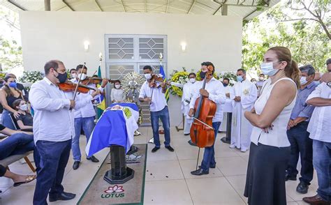 Homenagens e emoção marcam missa de despedida do ex prefeito Firmino