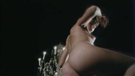 Naked Fanny Noël in Caldo profumo di vergine