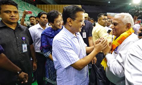 Arvind Kejriwal Meets Pilgrims Bound For Ayodhya டெல்லி அரசு திட்டம்