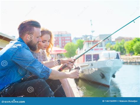 Hombre Que Ense A A Su Novia A La Pesca Concepto De La Fecha Del Amor