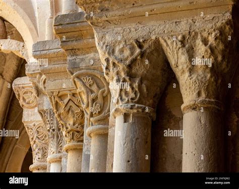 Detalle De Varios Capiteles Del Bello Claustro Del Monasterio De Poblet