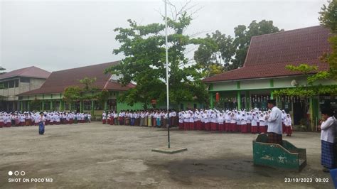 Mi As Sidiqiyah Melaksanakan Upacara Bendera Memperingati Hari Santri