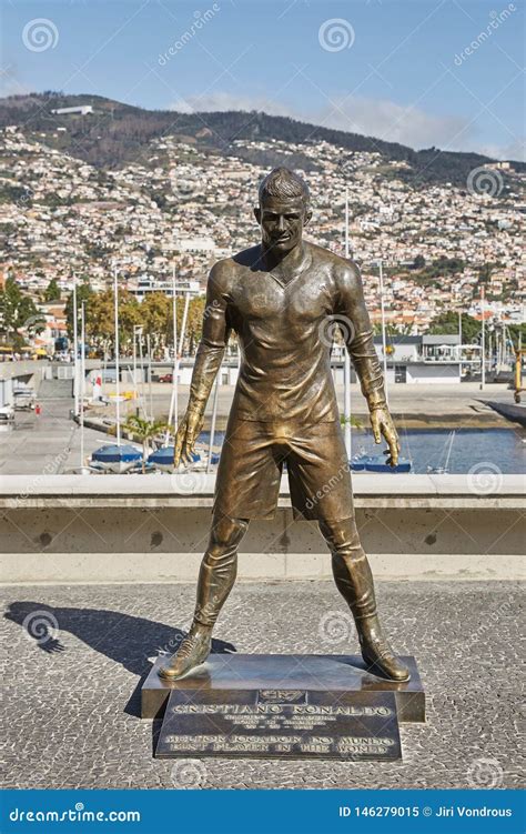 cristiano ronaldo statue funchal Ronaldo cristiano statue touch where ...